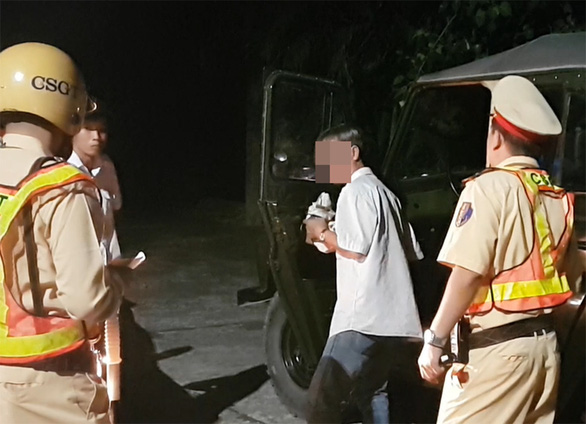 Phó phòng lái xe sau khi uống rượu bia vẫn lên trưởng: Vì viết tắt tên nên huyện... không biết? Phó phòng lái xe sau khi uống rượu bia vẫn lên trưởng: Vì viết tắt tên nên huyện... không biết?