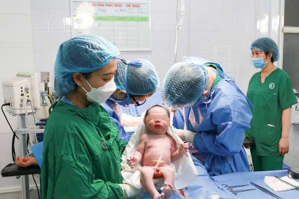 Chồng U70, vợ U60 đón con đầu lòng sau 30 năm hiếm muộn - 1 Chồng U70, vợ U60 đón con đầu lòng sau 30 năm hiếm muộn - 1