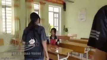 Nữ sinh ở Lạng Sơn bị bắt quỳ, 'tát liên hoàn' vào mặt ngay trong lớp học Nữ sinh ở Lạng Sơn bị bắt quỳ, 'tát liên hoàn' vào mặt ngay trong lớp học
