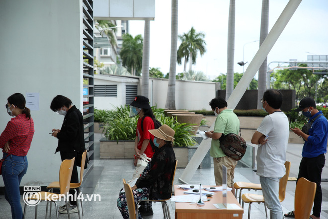 Chùm ảnh Ngân hàng nơi Thuỷ Tiên sắp livestream sao kê từ thiện: Giới hạn số lượng khách mỗi lần giao dịch, khai báo y tế trước khi vào - 4 Chùm ảnh Ngân hàng nơi Thuỷ Tiên sắp livestream sao kê từ thiện: Giới hạn số lượng khách mỗi lần giao dịch, khai báo y tế trước khi vào - 4
