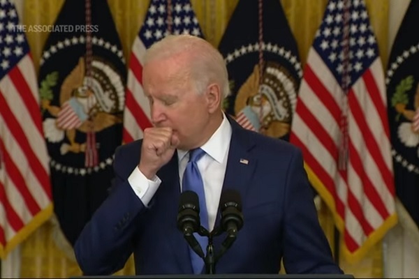 Ông Biden ho nhiều khi phát biểu, gây nghi ngờ về sức khỏe Ông Biden ho nhiều khi phát biểu, gây nghi ngờ về sức khỏe