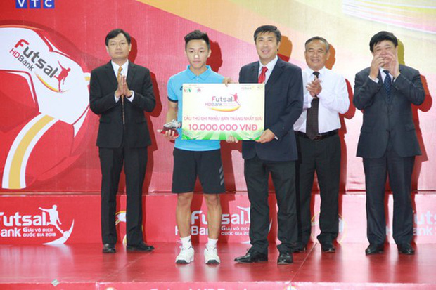 Cầu thủ sinh năm 1998 tung cú sút mang về 500 triệu cho tuyển futsal Việt Nam, và mở ra cơ hội tiến xa tại World Cup 2021 - 2 Cầu thủ sinh năm 1998 tung cú sút mang về 500 triệu cho tuyển futsal Việt Nam, và mở ra cơ hội tiến xa tại World Cup 2021 - 2