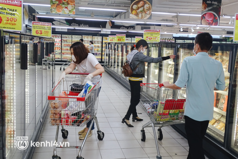 Ảnh: Người dân quận 7 vui mừng trong ngày đầu được đi siêu thị trở lại - 10 Ảnh: Người dân quận 7 vui mừng trong ngày đầu được đi siêu thị trở lại - 10