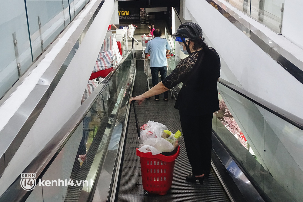 Ảnh: Người dân quận 7 vui mừng trong ngày đầu được đi siêu thị trở lại - 11 Ảnh: Người dân quận 7 vui mừng trong ngày đầu được đi siêu thị trở lại - 11