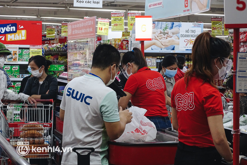 Ảnh: Người dân quận 7 vui mừng trong ngày đầu được đi siêu thị trở lại - 12 Ảnh: Người dân quận 7 vui mừng trong ngày đầu được đi siêu thị trở lại - 12