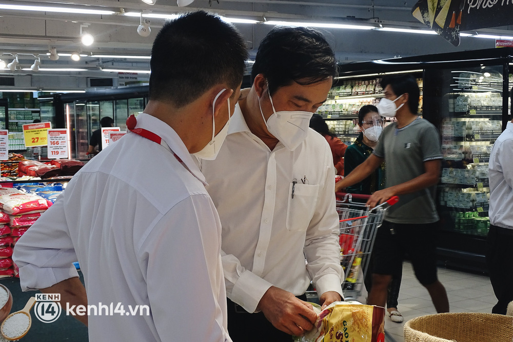 Ảnh: Người dân quận 7 vui mừng trong ngày đầu được đi siêu thị trở lại - 3 Ảnh: Người dân quận 7 vui mừng trong ngày đầu được đi siêu thị trở lại - 3