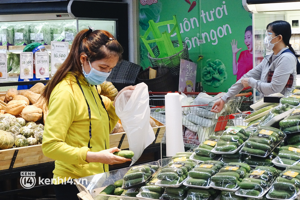 Ảnh: Người dân quận 7 vui mừng trong ngày đầu được đi siêu thị trở lại - 8 Ảnh: Người dân quận 7 vui mừng trong ngày đầu được đi siêu thị trở lại - 8