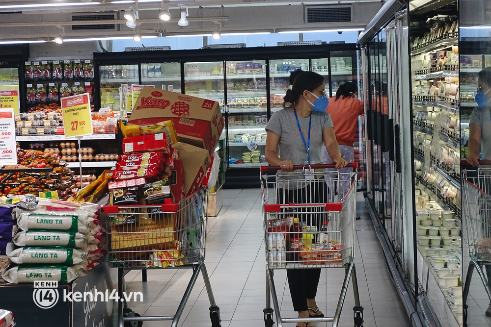 Ảnh: Người dân quận 7 vui mừng trong ngày đầu được đi siêu thị trở lại - 7 Ảnh: Người dân quận 7 vui mừng trong ngày đầu được đi siêu thị trở lại - 7