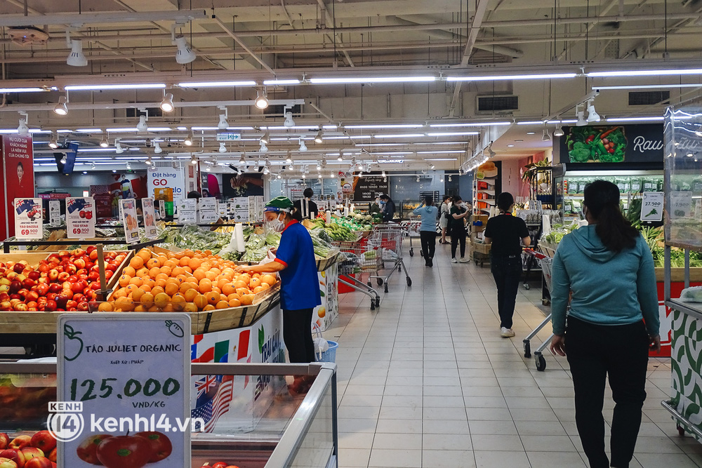 Ảnh: Người dân quận 7 vui mừng trong ngày đầu được đi siêu thị trở lại - 1 Ảnh: Người dân quận 7 vui mừng trong ngày đầu được đi siêu thị trở lại - 1