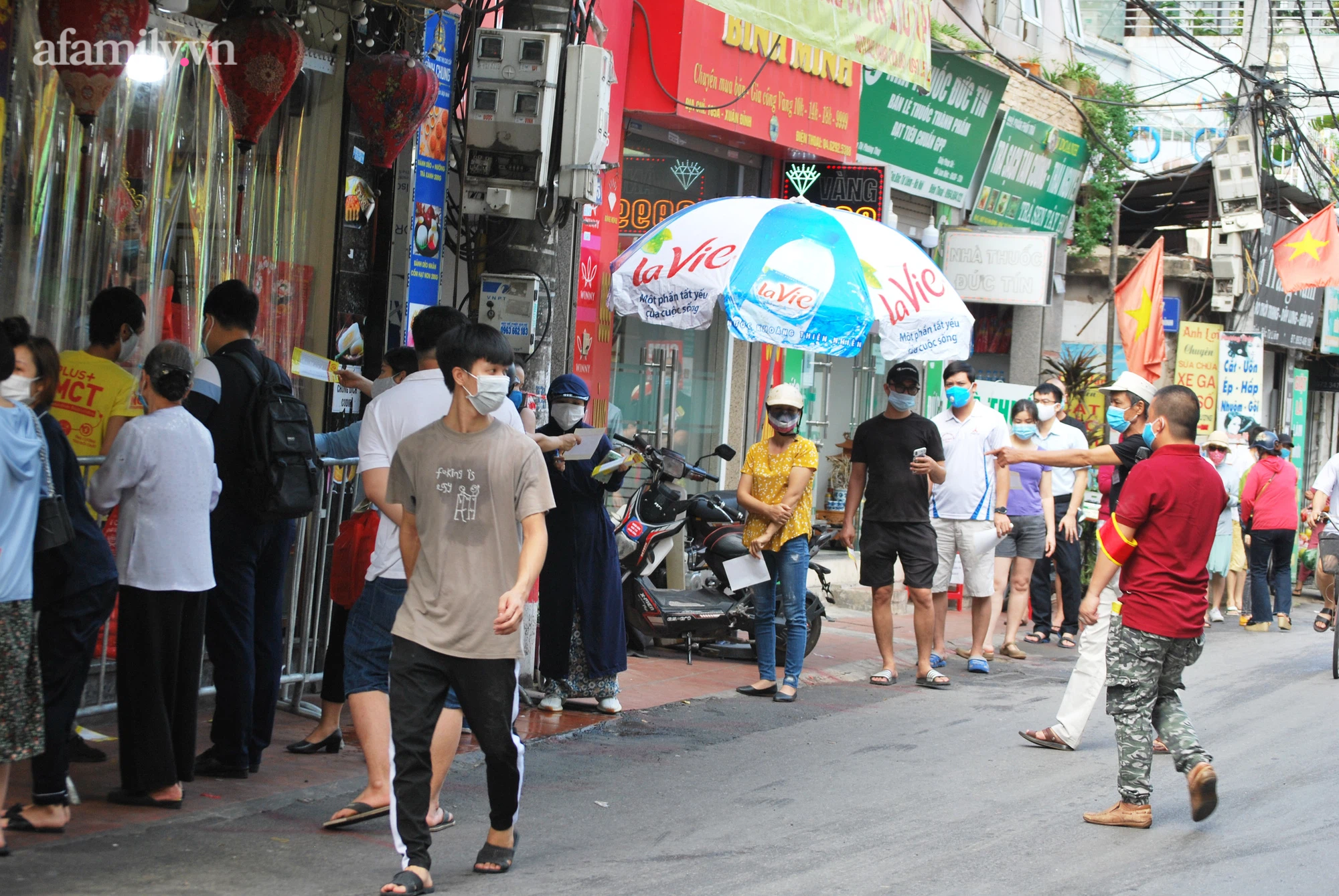 Người Hà Nội xếp hàng mua bánh Trung thu ở làng nghề bánh mứt kẹo truyền thống Người Hà Nội xếp hàng mua bánh Trung thu ở làng nghề bánh mứt kẹo truyền thống