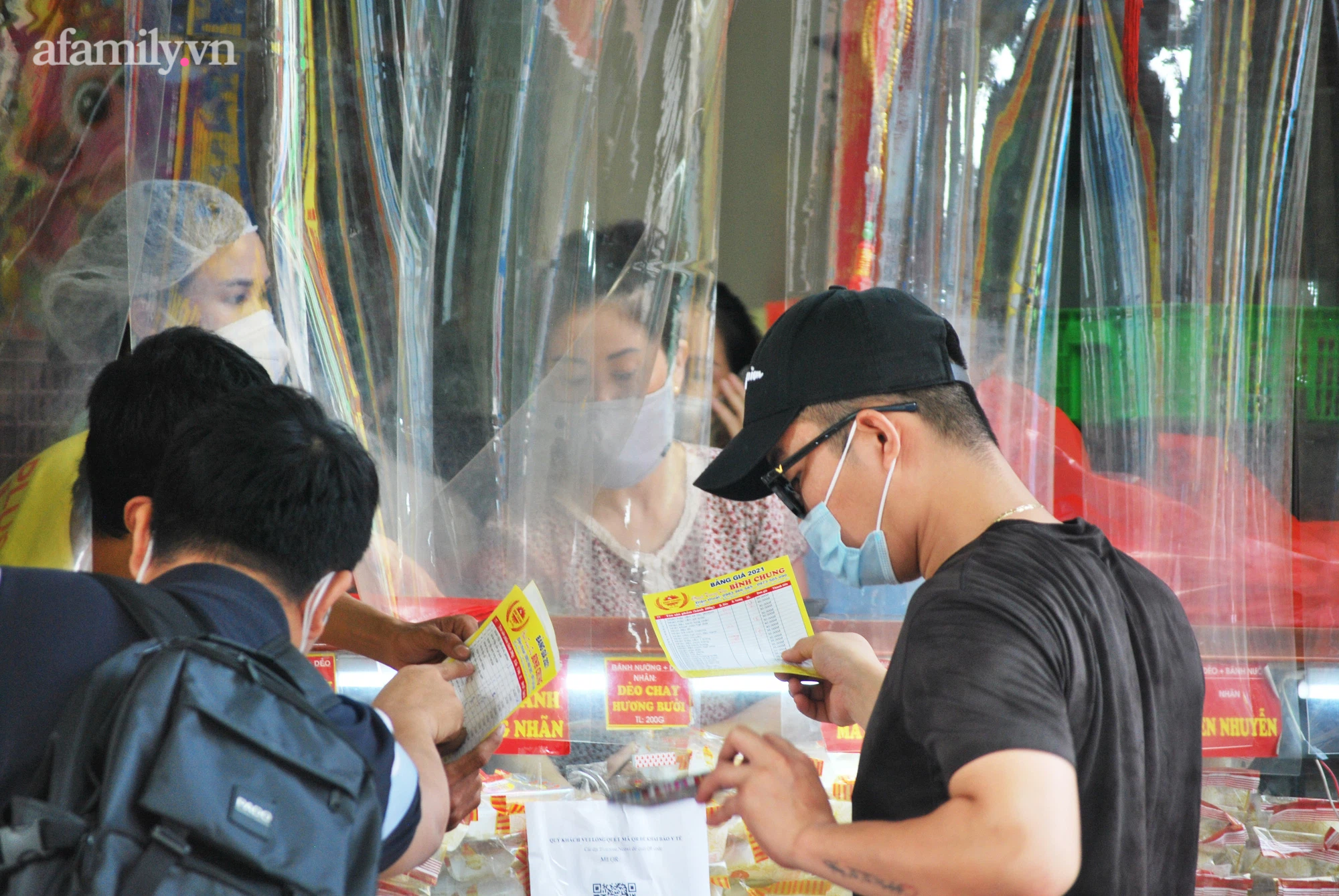 Người Hà Nội xếp hàng mua bánh Trung thu ở làng nghề bánh mứt kẹo truyền thống - 1 Người Hà Nội xếp hàng mua bánh Trung thu ở làng nghề bánh mứt kẹo truyền thống - 1