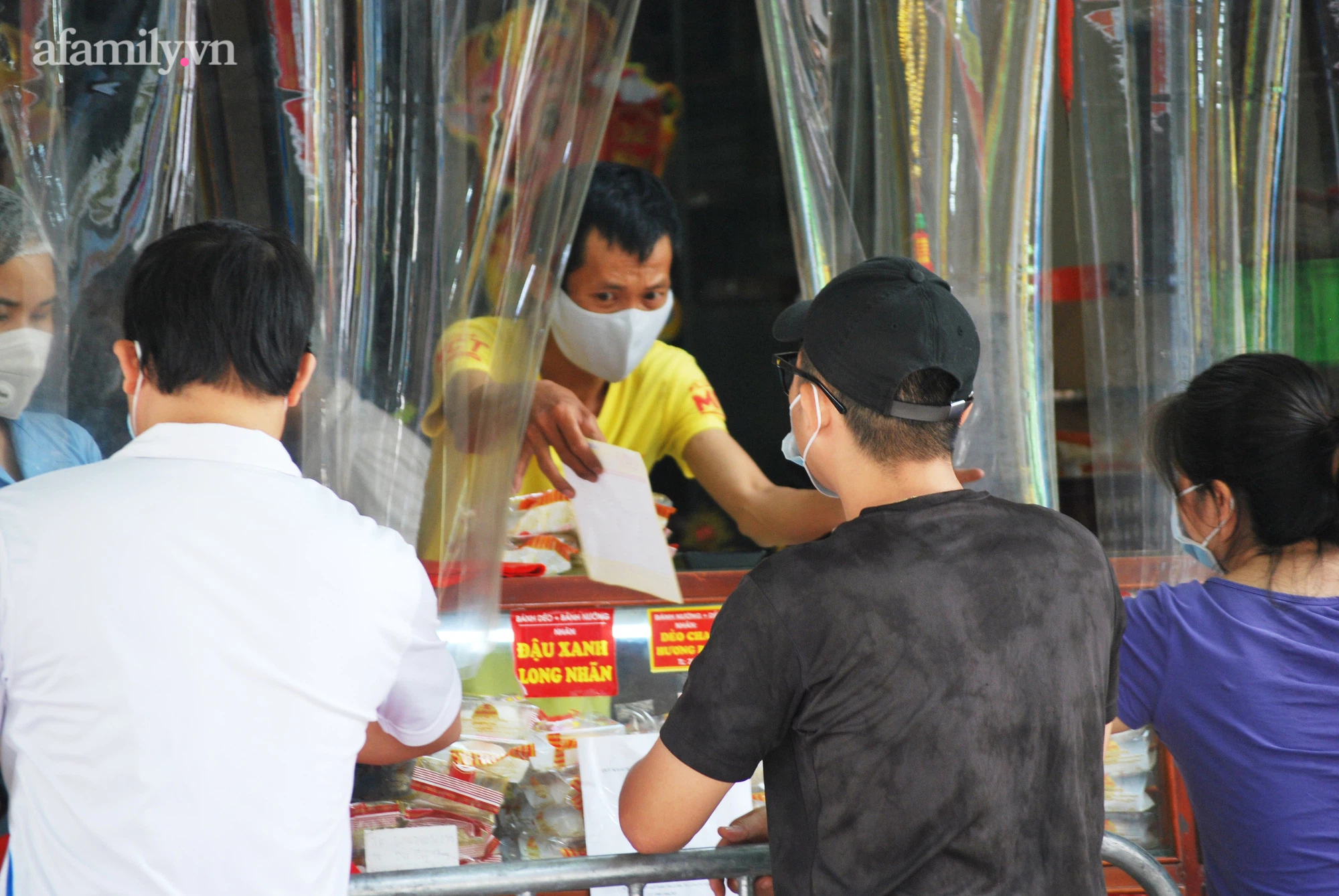 Người Hà Nội xếp hàng mua bánh Trung thu ở làng nghề bánh mứt kẹo truyền thống - 2 Người Hà Nội xếp hàng mua bánh Trung thu ở làng nghề bánh mứt kẹo truyền thống - 2