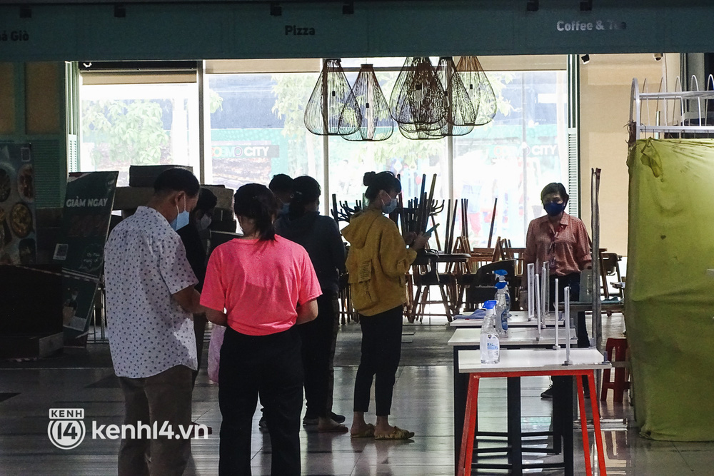 Ảnh: Người dân quận 7 vui mừng trong ngày đầu được đi siêu thị trở lại Ảnh: Người dân quận 7 vui mừng trong ngày đầu được đi siêu thị trở lại