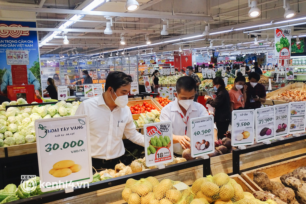 Ảnh: Người dân quận 7 vui mừng trong ngày đầu được đi siêu thị trở lại - 2 Ảnh: Người dân quận 7 vui mừng trong ngày đầu được đi siêu thị trở lại - 2