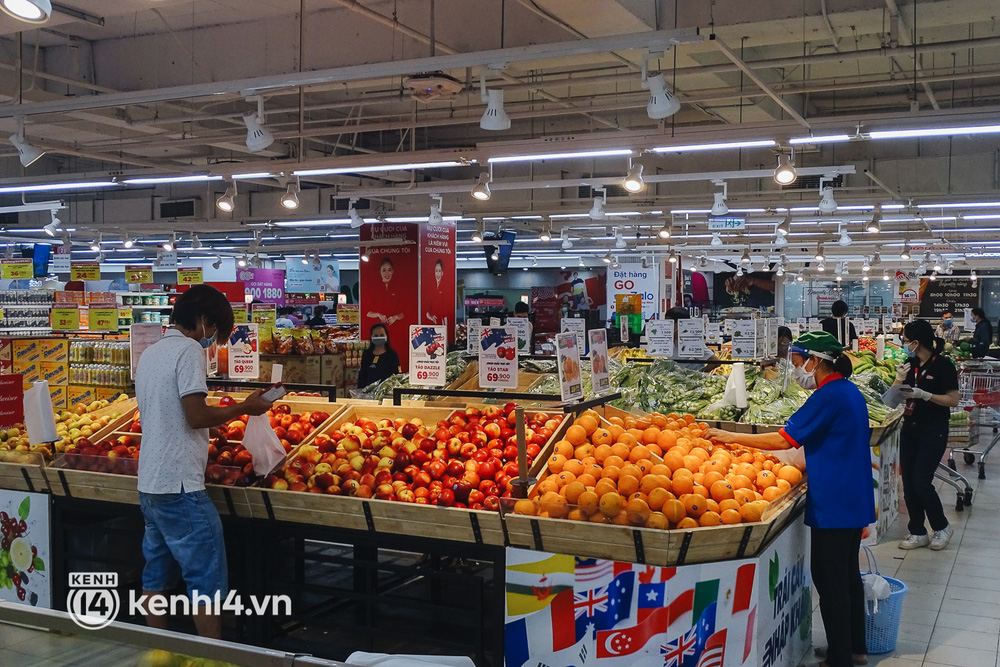 Ảnh: Người dân quận 7 vui mừng trong ngày đầu được đi siêu thị trở lại - 9 Ảnh: Người dân quận 7 vui mừng trong ngày đầu được đi siêu thị trở lại - 9