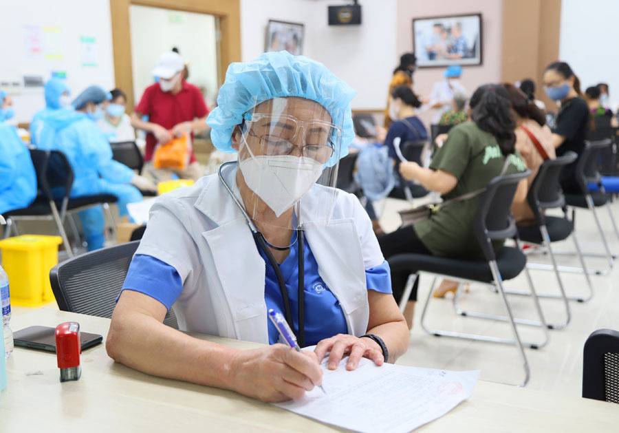 Nữ bác sĩ 72 tuổi tình nguyện đi chống dịch: ‘Không thể đứng ngoài cuộc chiến’ Nữ bác sĩ 72 tuổi tình nguyện đi chống dịch: ‘Không thể đứng ngoài cuộc chiến’