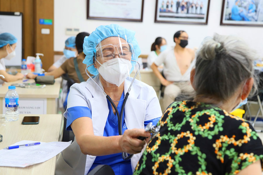 Nữ bác sĩ 72 tuổi tình nguyện đi chống dịch: ‘Không thể đứng ngoài cuộc chiến’ - 2 Nữ bác sĩ 72 tuổi tình nguyện đi chống dịch: ‘Không thể đứng ngoài cuộc chiến’ - 2