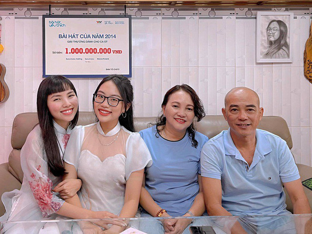 Phương Mỹ Chi lần đầu nói về sự ra đi của cô út Phương Quế Như và tường tận chuyện cả gia đình nhiễm Covid-19 Phương Mỹ Chi lần đầu nói về sự ra đi của cô út Phương Quế Như và tường tận chuyện cả gia đình nhiễm Covid-19