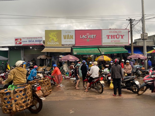 Chủ tịch phường đăng Facebook loan tin giãn cách xã hội khiến dân đổ xô đi tích trữ thực phẩm Chủ tịch phường đăng Facebook loan tin giãn cách xã hội khiến dân đổ xô đi tích trữ thực phẩm