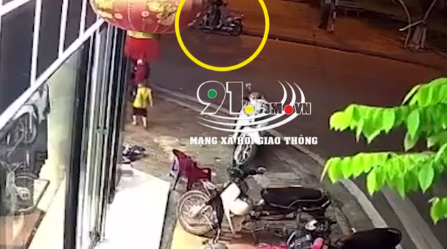 Em bé bất ngờ tụt khỏi xe máy khi đang ngồi cùng bố mẹ, chạy băng qua đường và khoảnh khắc kinh hoàng ngay sau đó Em bé bất ngờ tụt khỏi xe máy khi đang ngồi cùng bố mẹ, chạy băng qua đường và khoảnh khắc kinh hoàng ngay sau đó