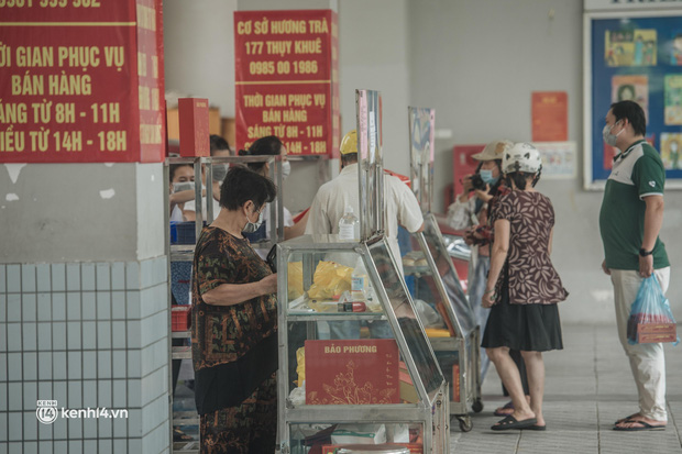Mua bánh Trung thu 'mùa Covid-19': Dùng tem phiếu xếp hàng như thời bao cấp, mua được hộp bánh truyền thống là ai cũng mừng - 12 Mua bánh Trung thu 'mùa Covid-19': Dùng tem phiếu xếp hàng như thời bao cấp, mua được hộp bánh truyền thống là ai cũng mừng - 12