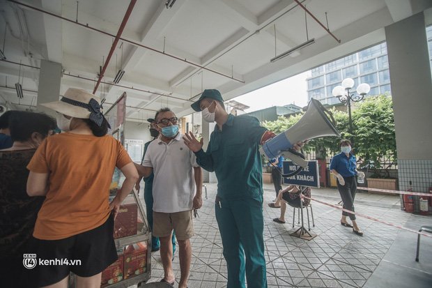 Mua bánh Trung thu 'mùa Covid-19': Dùng tem phiếu xếp hàng như thời bao cấp, mua được hộp bánh truyền thống là ai cũng mừng - 13 Mua bánh Trung thu 'mùa Covid-19': Dùng tem phiếu xếp hàng như thời bao cấp, mua được hộp bánh truyền thống là ai cũng mừng - 13