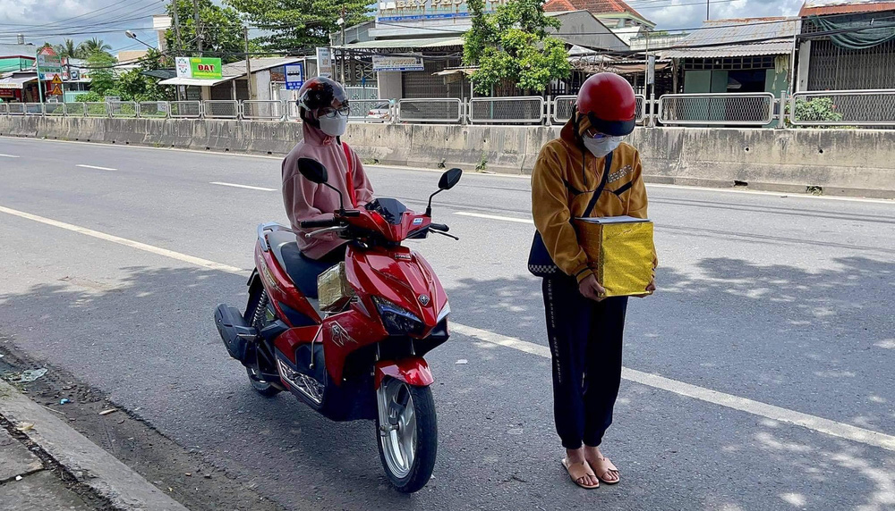 Giao tro cốt người cha mắc Covid-19 về gia đình, anh bộ đội rưng rưng vì bức thư giấu trong hộp quà - 2 Giao tro cốt người cha mắc Covid-19 về gia đình, anh bộ đội rưng rưng vì bức thư giấu trong hộp quà - 2