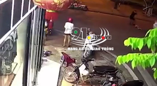 Em bé bất ngờ tụt khỏi xe máy khi đang ngồi cùng bố mẹ, chạy băng qua đường và khoảnh khắc kinh hoàng ngay sau đó - 1 Em bé bất ngờ tụt khỏi xe máy khi đang ngồi cùng bố mẹ, chạy băng qua đường và khoảnh khắc kinh hoàng ngay sau đó - 1