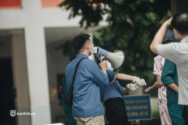 Mua bánh Trung thu 'mùa Covid-19': Dùng tem phiếu xếp hàng như thời bao cấp, mua được hộp bánh truyền thống là ai cũng mừng - 5 Mua bánh Trung thu 'mùa Covid-19': Dùng tem phiếu xếp hàng như thời bao cấp, mua được hộp bánh truyền thống là ai cũng mừng - 5