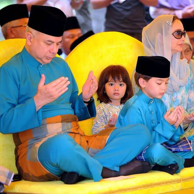 'Tiểu mỹ nhân' của Hoàng gia Malaysia: Công chúa sinh ra trên núi vàng, gây sốt với loạt biểu cảm 'khó ở' và càng lớn càng xinh - 4 'Tiểu mỹ nhân' của Hoàng gia Malaysia: Công chúa sinh ra trên núi vàng, gây sốt với loạt biểu cảm 'khó ở' và càng lớn càng xinh - 4