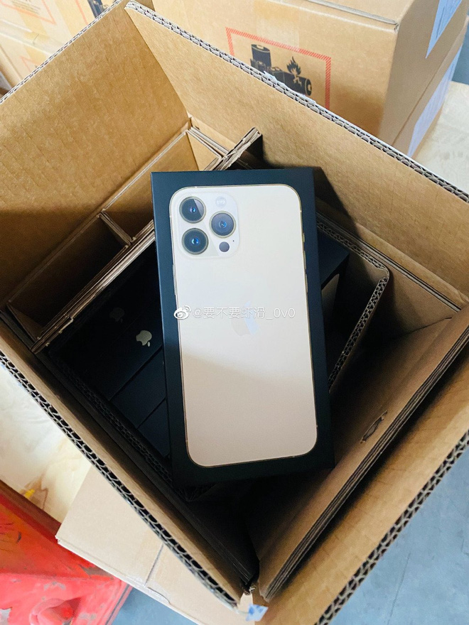 Chưa lên kệ, iPhone 13 đã lộ hết ảnh 'full không che', nhưng lại không lung linh như trên sự kiện? - 3 Chưa lên kệ, iPhone 13 đã lộ hết ảnh 'full không che', nhưng lại không lung linh như trên sự kiện? - 3