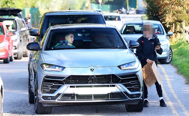 Hành động đẹp của Ronaldo đáp ứng lòng mong mỏi của CĐV kiên trì - 1 Hành động đẹp của Ronaldo đáp ứng lòng mong mỏi của CĐV kiên trì - 1