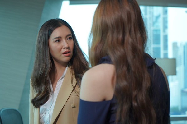 Đang giàn giụa nước mắt trước mặt bố mẹ chồng, thấy tôi bực tức bỏ ra khỏi phòng, chị dâu liền nở một nụ cười đắc thắng Đang giàn giụa nước mắt trước mặt bố mẹ chồng, thấy tôi bực tức bỏ ra khỏi phòng, chị dâu liền nở một nụ cười đắc thắng