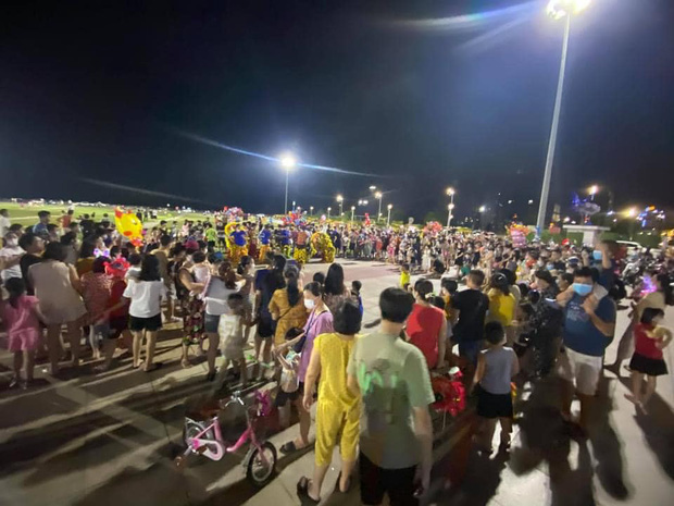 'Biển người' Quảng Ninh chen chân đổ về quảng trường đón Tết trung thu sớm dịp cuối tuần - 3 'Biển người' Quảng Ninh chen chân đổ về quảng trường đón Tết trung thu sớm dịp cuối tuần - 3