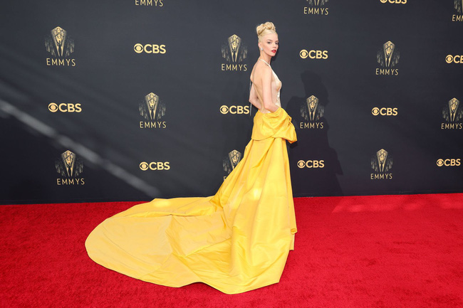 Sao Hollywood diện trang phục của NTK Công Trí tham dự Lễ trao giải Emmy 2021 - 1 Sao Hollywood diện trang phục của NTK Công Trí tham dự Lễ trao giải Emmy 2021 - 1