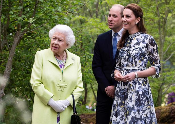 Nữ hoàng từng trêu đùa cách ăn mặc của vợ chồng William - Kate Nữ hoàng từng trêu đùa cách ăn mặc của vợ chồng William - Kate
