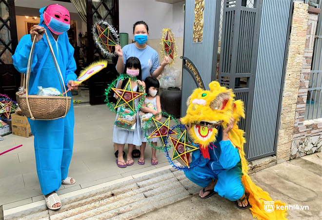 Ảnh: Tết Trung thu đặc biệt, ông địa cùng chú lân mặc đồ bảo hộ kín mít đến từng nhà tặng quà cho trẻ nhỏ - 8 Ảnh: Tết Trung thu đặc biệt, ông địa cùng chú lân mặc đồ bảo hộ kín mít đến từng nhà tặng quà cho trẻ nhỏ - 8
