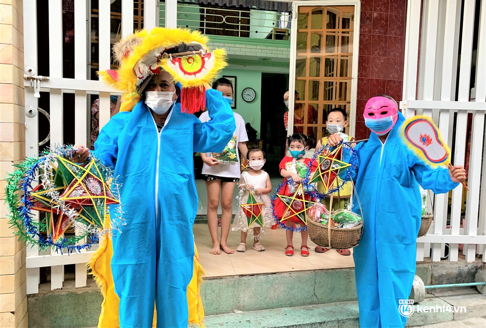Ảnh: Tết Trung thu đặc biệt, ông địa cùng chú lân mặc đồ bảo hộ kín mít đến từng nhà tặng quà cho trẻ nhỏ - 11 Ảnh: Tết Trung thu đặc biệt, ông địa cùng chú lân mặc đồ bảo hộ kín mít đến từng nhà tặng quà cho trẻ nhỏ - 11