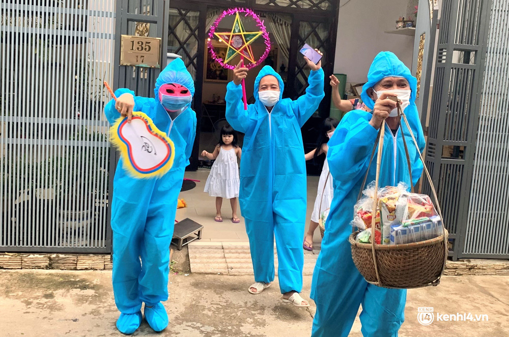 Ảnh: Tết Trung thu đặc biệt, ông địa cùng chú lân mặc đồ bảo hộ kín mít đến từng nhà tặng quà cho trẻ nhỏ - 3 Ảnh: Tết Trung thu đặc biệt, ông địa cùng chú lân mặc đồ bảo hộ kín mít đến từng nhà tặng quà cho trẻ nhỏ - 3