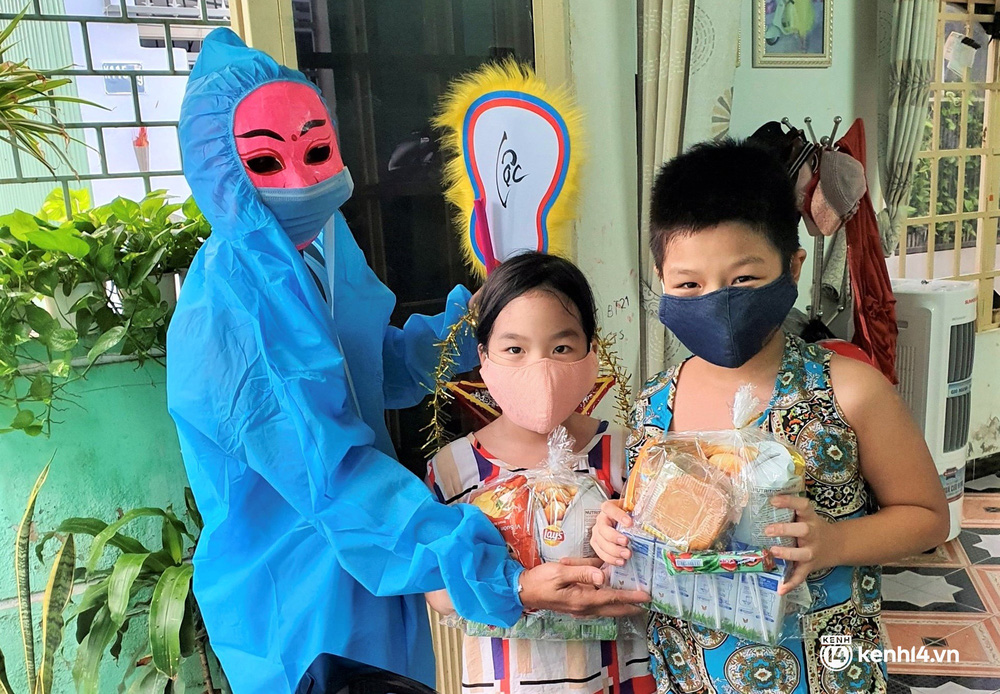 Ảnh: Tết Trung thu đặc biệt, ông địa cùng chú lân mặc đồ bảo hộ kín mít đến từng nhà tặng quà cho trẻ nhỏ - 10 Ảnh: Tết Trung thu đặc biệt, ông địa cùng chú lân mặc đồ bảo hộ kín mít đến từng nhà tặng quà cho trẻ nhỏ - 10