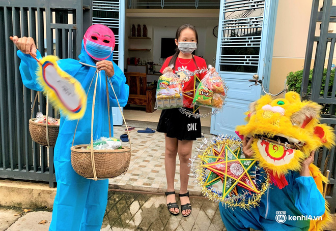 Ảnh: Tết Trung thu đặc biệt, ông địa cùng chú lân mặc đồ bảo hộ kín mít đến từng nhà tặng quà cho trẻ nhỏ - 15 Ảnh: Tết Trung thu đặc biệt, ông địa cùng chú lân mặc đồ bảo hộ kín mít đến từng nhà tặng quà cho trẻ nhỏ - 15