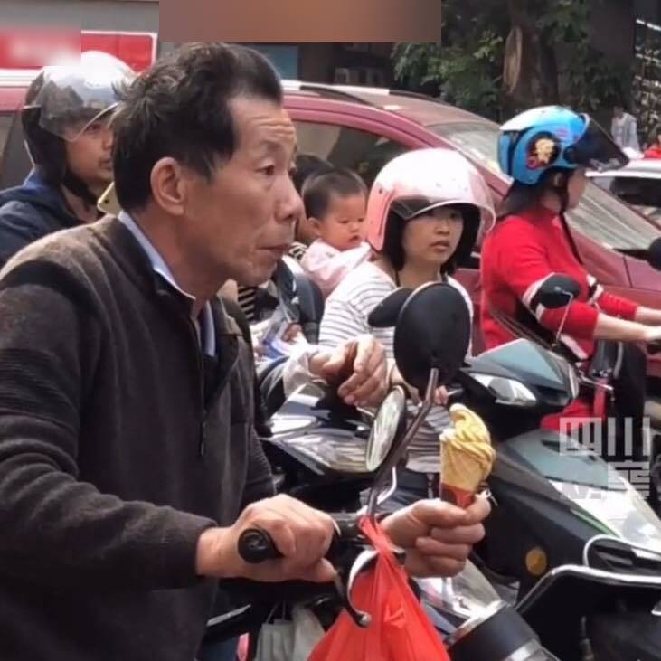 Xúc động hình ảnh ông lái xe máy đón cháu tan học, nhìn thứ ông cầm trong tay mà ai cũng rưng rưng nước mắt - 3 Xúc động hình ảnh ông lái xe máy đón cháu tan học, nhìn thứ ông cầm trong tay mà ai cũng rưng rưng nước mắt - 3