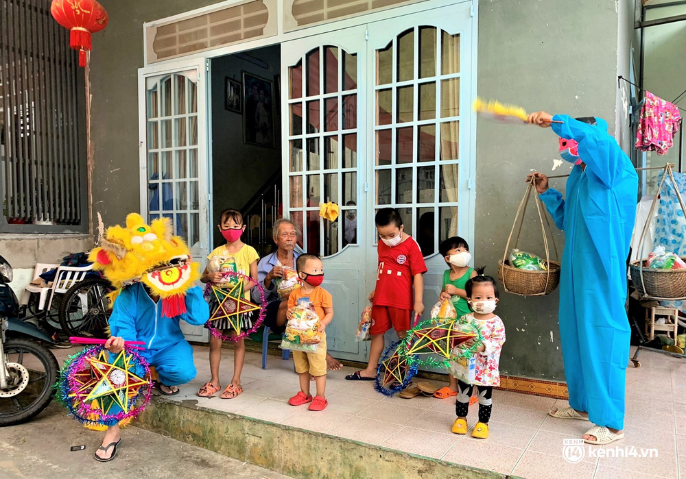 Ảnh: Tết Trung thu đặc biệt, ông địa cùng chú lân mặc đồ bảo hộ kín mít đến từng nhà tặng quà cho trẻ nhỏ - 4 Ảnh: Tết Trung thu đặc biệt, ông địa cùng chú lân mặc đồ bảo hộ kín mít đến từng nhà tặng quà cho trẻ nhỏ - 4