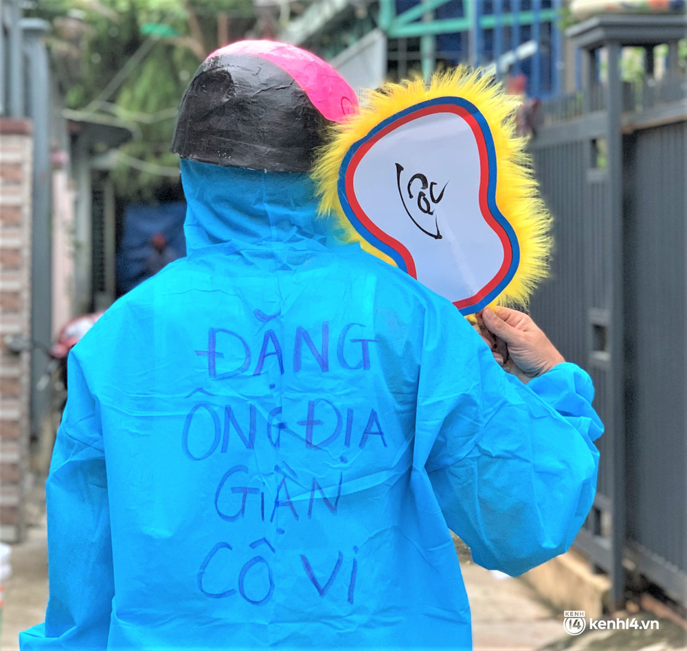 Ảnh: Tết Trung thu đặc biệt, ông địa cùng chú lân mặc đồ bảo hộ kín mít đến từng nhà tặng quà cho trẻ nhỏ - 2 Ảnh: Tết Trung thu đặc biệt, ông địa cùng chú lân mặc đồ bảo hộ kín mít đến từng nhà tặng quà cho trẻ nhỏ - 2