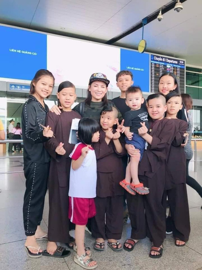 Phi Nhung đã tỉnh táo, có phản ứng, bật khóc khi nghe nhắc đến con gái và 23 con nuôi mồ côi? - 2 Phi Nhung đã tỉnh táo, có phản ứng, bật khóc khi nghe nhắc đến con gái và 23 con nuôi mồ côi? - 2