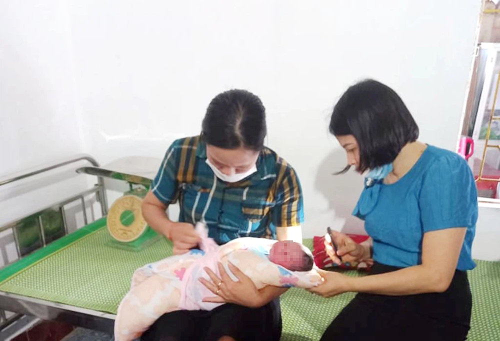 Biết tin bé trai kháu khỉnh bị bỏ rơi bên lề đường, hàng chục gia đình đến xin nhận nuôi Biết tin bé trai kháu khỉnh bị bỏ rơi bên lề đường, hàng chục gia đình đến xin nhận nuôi