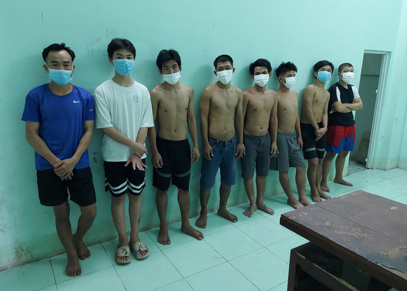 Nhóm 10 nam nữ tụ tập ăn nhậu hung hãn phá rào chắn, đánh lực lượng trực chốt gây náo loạn trong đêm - 3 Nhóm 10 nam nữ tụ tập ăn nhậu hung hãn phá rào chắn, đánh lực lượng trực chốt gây náo loạn trong đêm - 3