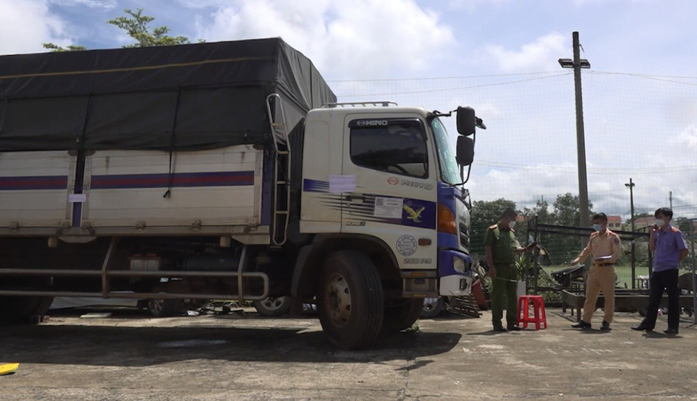 Tạm giữ hình sự đối tượng lái xe bỏ chạy khoảng 100km, tông gãy barie 2 chốt kiểm dịch Covid-19 Tạm giữ hình sự đối tượng lái xe bỏ chạy khoảng 100km, tông gãy barie 2 chốt kiểm dịch Covid-19
