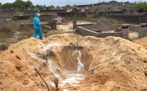 Vụ lãnh đạo xã phải khiêng người tử vong vì Covid-19 đi chôn: 'Đây là tình huống hy hữu, bất ngờ' Vụ lãnh đạo xã phải khiêng người tử vong vì Covid-19 đi chôn: 'Đây là tình huống hy hữu, bất ngờ'