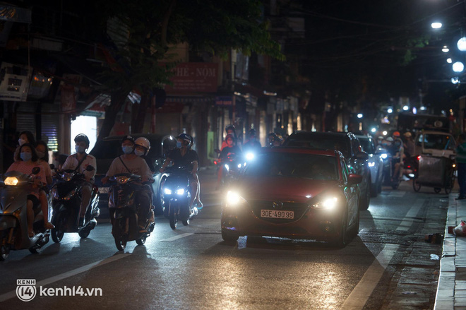 Hà Nội đêm Trung thu: Biển người ngắm nhau qua lớp khẩu trang, phố cổ buồn hẳn vì thiếu không khí dân chơi xập xình - 2 Hà Nội đêm Trung thu: Biển người ngắm nhau qua lớp khẩu trang, phố cổ buồn hẳn vì thiếu không khí dân chơi xập xình - 2